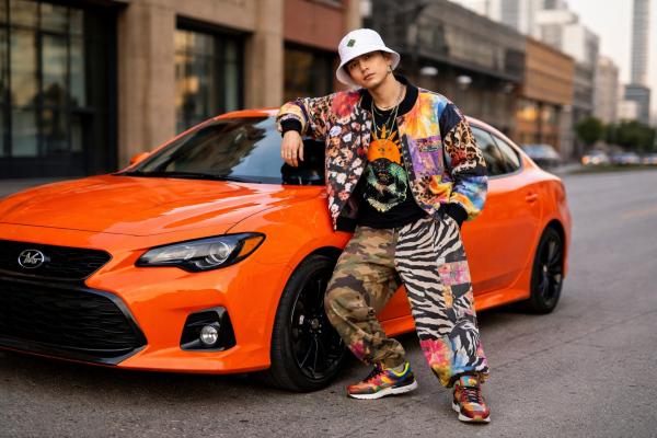 Stilīgs jaunietis pie auto, kam KASKO apdrošināts Balcia