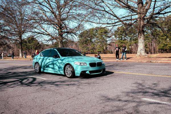 Apdrošināts BMW markas auto ielas malā